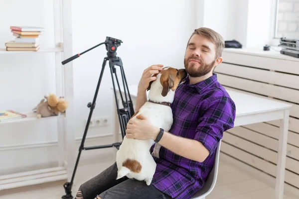 사람, 애완 동물과 가정 개념 - 흰색 배경에 잭 러셀 테리어 강아지와 함께 연주 젊은 남자 — 스톡 사진