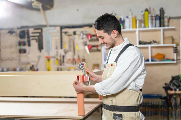 Küçük Ölçekli Şirketler, mobilya ve işçi konsepti - Mobilya fabrikasında çalışan yakışıklı genç adam — Stok fotoğraf