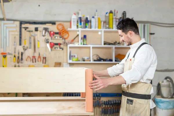 Meubelfabriek, kleine bedrijven, Business concept-man worker bij de meubelproductie — Stockfoto