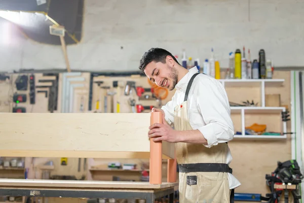 Fábrica de muebles, pequeñas empresas de tamaño, concepto de negocio trabajador del hombre en la producción de muebles —  Fotos de Stock