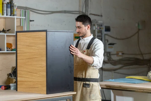 Meubelfabriek en kleine en middelgrote ondernemingen concept-man verzamelt meubel Details — Stockfoto