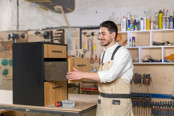 mobilya fabrikası, Küçük Ölçekli Şirketler ve insan kavramı - mobilya üretiminde çalışan genç adam