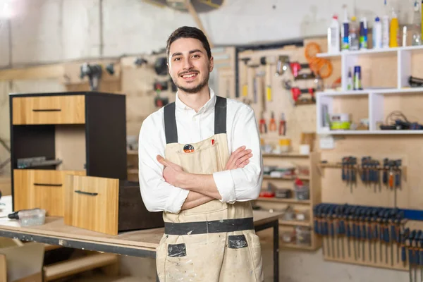 Meubelfabriek, kleine bedrijven en People concept-portret van een lachende mannelijke werker bij Manufacturing — Stockfoto