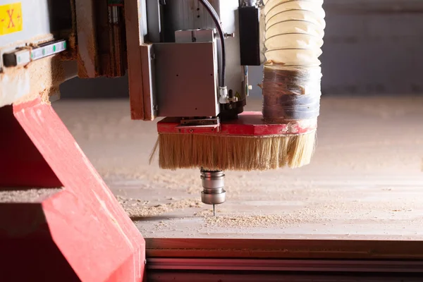 Bois, usine, concept de production - instrument de coupe et brosse à l'usine — Photo