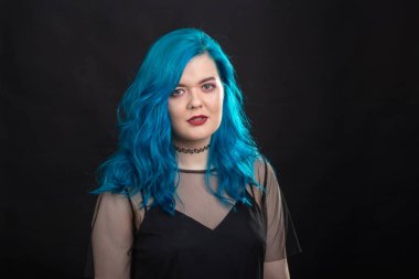 Sryle ve moda konsepti - Siyah arka plan üzerinde mavi uzun saçlı kadın portresi kadar yakın