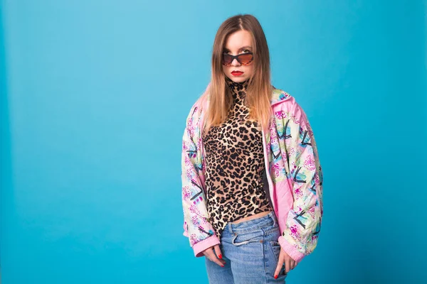 Винтажная мода взгляд концепция - красивая молодая женщина в ретро-куртка и тело леопарда на синем фоне с копировальным пространством — стоковое фото