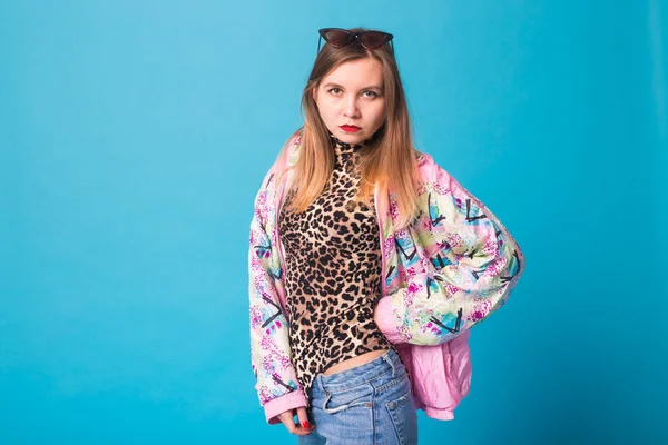 Conceito de look de moda vintage - mulher muito jovem vestindo uma jaqueta retro e corpo de leopardo no fundo azul — Fotografia de Stock