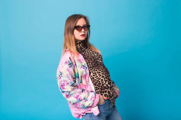 Conceito de look de moda vintage - mulher muito jovem vestindo uma jaqueta retro e corpo de leopardo no fundo azul com espaço de cópia — Fotografia de Stock