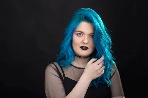 Pojetí lidí, stylu a módy-zavřít portrét mladé ženy s modrými dlouhými vlasy oblečené v černých šatech — Stock fotografie