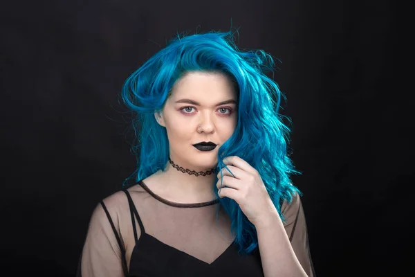 Estilo y concepto de moda - Mujer joven y atractiva con el pelo azul posando sobre fondo negro — Foto de Stock