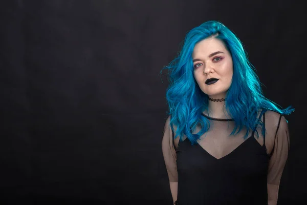 Style, mode et concept de cheveux - portrait en gros plan d'une jeune femme en robe noire aux cheveux bleus sur fond noir — Photo