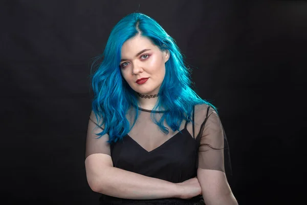 Pessoas, moda e conceito de cabelo - close-up retrato de jovem mulher em vestido preto com cabelo azul no fundo preto — Fotografia de Stock