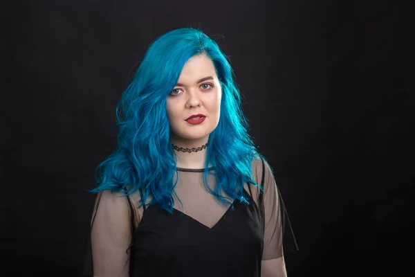 Roztát a módní koncept-zavřít portrét ženy s modrými dlouhými vlasy na černém pozadí — Stock fotografie