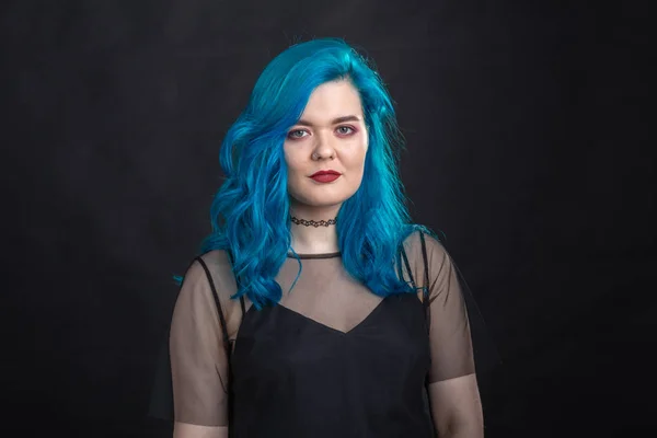 Koncepcja stylu i mody-młoda i atrakcyjna kobieta z niebieskimi włosami stwarzających na czarnym tle — Zdjęcie stockowe