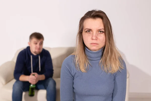 Alkoholizm, nadużyć i przemocy koncepcja - smutna kobieta z jej mąż pijany — Zdjęcie stockowe