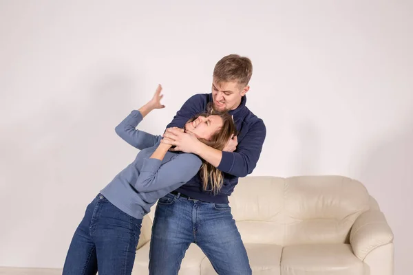 Concepto de personas, abuso y violencia - hombre agresivo estrangulando a su esposa — Foto de Stock