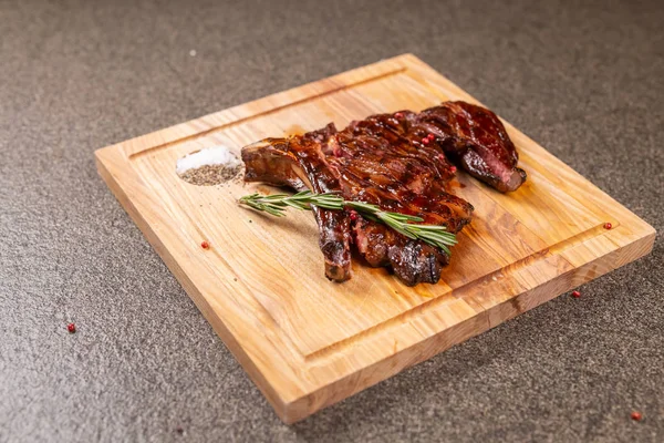 Yiyecek ve at eti kavramı - kimyon ile kesme tahtası üzerinde kızarmış et — Stok fotoğraf