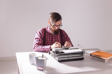 Kişi, gazeteci ve teknoloji kavramı - yazar yeni bir kitap üzerinde çalışıyor