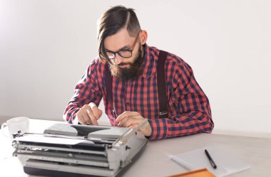 İnsan ve teknoloji kavramı - daktiloda çalışan yazar portresi