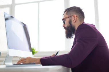 İnsan ve teknoloji kavram - bir şey üzerinde grafik tablet çizim bir sanatçının düşük açılı görünüş