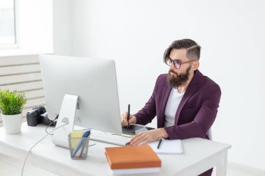 kişi, tasarım ve stil kavramı - grafik tasarımcı tablet bilgisayarda çalışarak yeni Proje çizimi