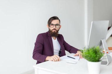 İnsan ve teknoloji kavramı - adam oturur ve bilgisayarda çalışır