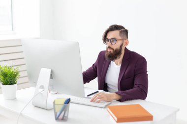 kişi, tasarım ve stil kavramı - grafik tasarımcı tablet bilgisayarda çalışarak yeni Proje çizimi