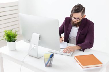 Illustrator uygulaması, tasarım ve stil kavramı - grafik tasarımcı tablet bilgisayarda çalışarak yeni Proje çizimi