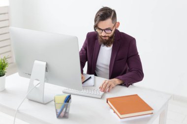 Illustrator uygulaması, tasarım ve stil kavramı - grafik tasarımcı tablet bilgisayarda çalışarak yeni Proje çizimi