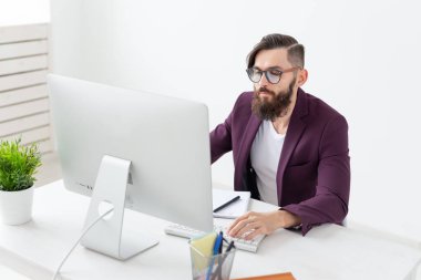 kişi, tasarım ve stil kavramı - grafik tasarımcı tablet bilgisayarda çalışarak yeni Proje çizimi