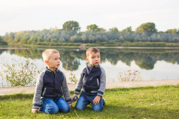 Çocuk, çocukluk, insanlar kavramı - Nehri yakınında bir plajda oynayan çocuk çocuklar