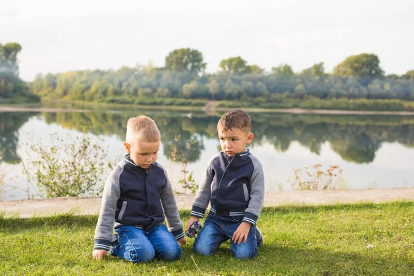 Çocuk, çocukluk, insanlar kavramı - Nehri yakınında bir plajda oynayan çocuk çocuklar