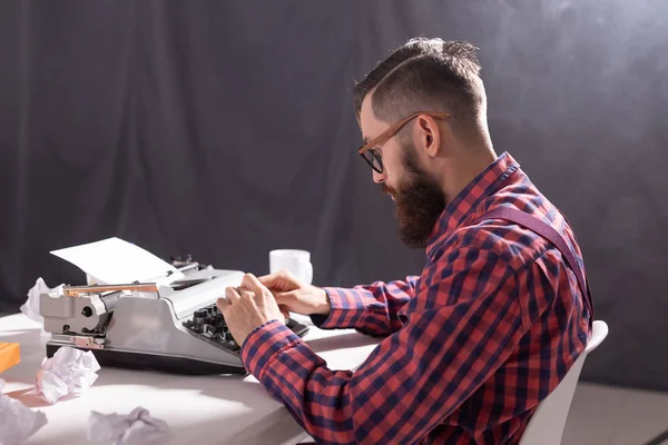 Vintage, escritor y concepto hipster - joven escritor elegante que trabaja en la máquina de escribir — Foto de Stock