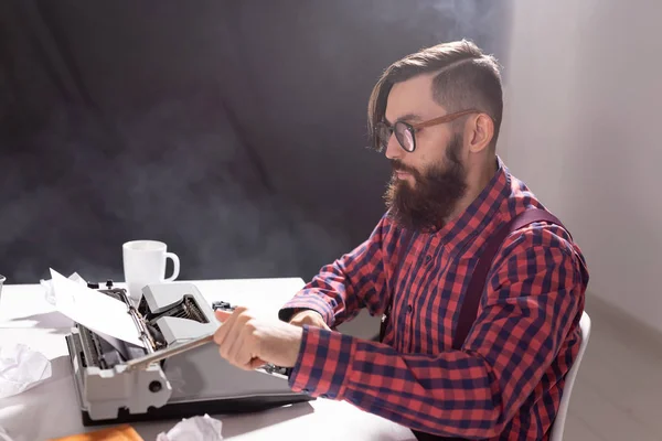 Gente, escritor y concepto hipster - joven escritor elegante que trabaja en la máquina de escribir —  Fotos de Stock