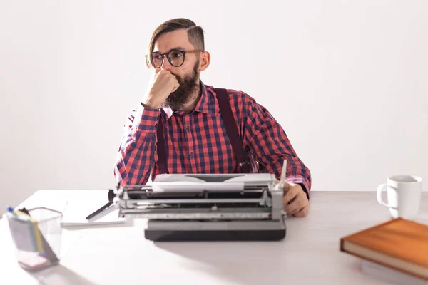 Concepto de personas y tecnología - Retrato de escritor trabajando en máquina de escribir — Foto de Stock