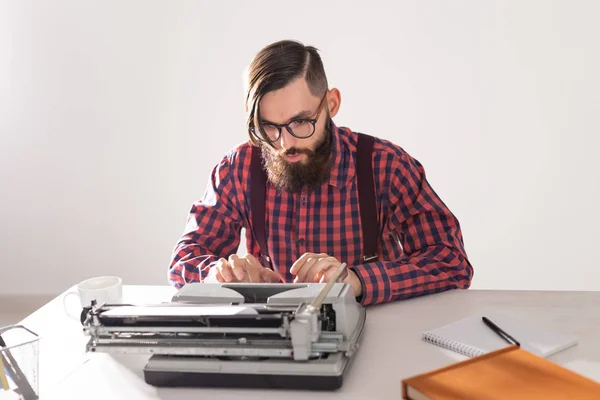 Concept de personnes et de technologie - Portrait d'un écrivain travaillant sur une machine à écrire — Photo