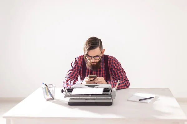 Concepto de personas y tecnología - Retrato de hombre barbudo en camisa a cuadros escribiendo sobre fondo blanco — Foto de Stock