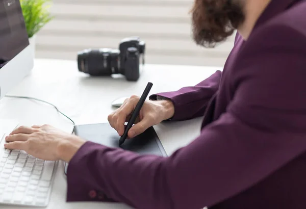 Menschen, Design und Stilkonzept - Grafikdesignerin skizziert neues Projekt am Tablet und arbeitet am Computer aus nächster Nähe — Stockfoto