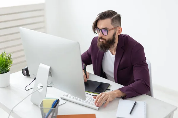 Concepto de personas y tecnología - Vista de bajo ángulo de un artista vestido con chaqueta púrpura dibujando algo en la tableta gráfica — Foto de Stock