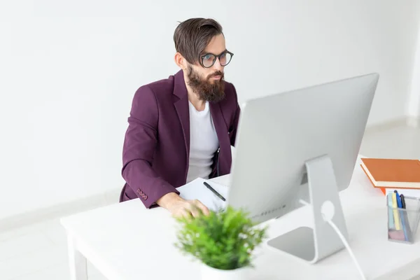 Concepto de personas y tecnología - El hombre se sienta y trabaja en el ordenador — Foto de Stock