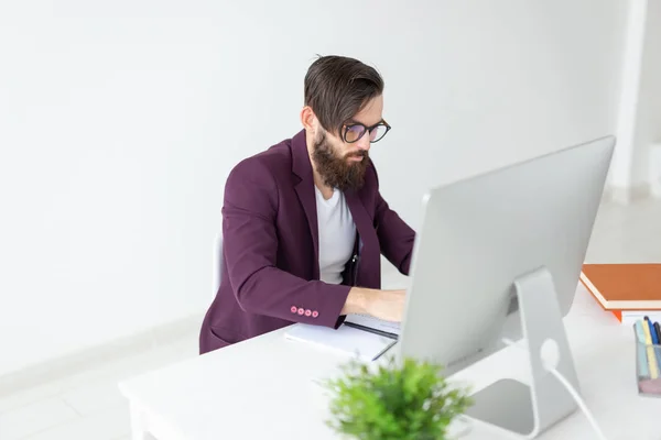 Concepto de personas y tecnología - El hombre se sienta y trabaja en el ordenador — Foto de Stock