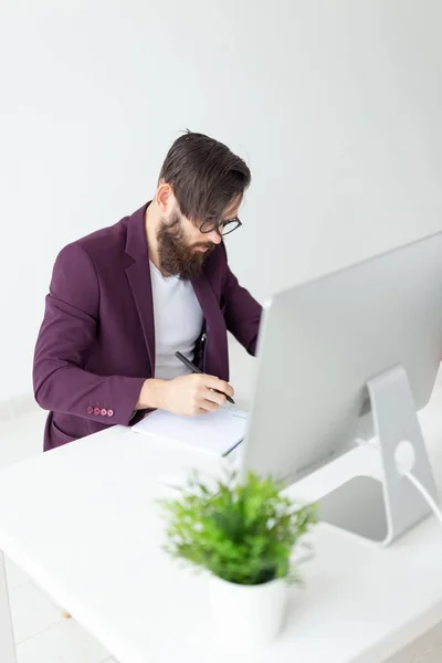 Concepto de personas y tecnología - El hombre se sienta y trabaja en el ordenador — Foto de Stock