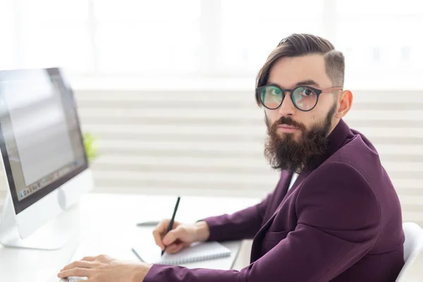 Concepto de personas y tecnología - Retrato de vista lateral del hombre guapo vestido con chaqueta púrpura trabajando en el ordenador — Foto de Stock