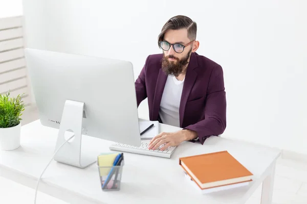 Concepto de personas y tecnología - Hombre atractivo con barba trabajando en el ordenador — Foto de Stock