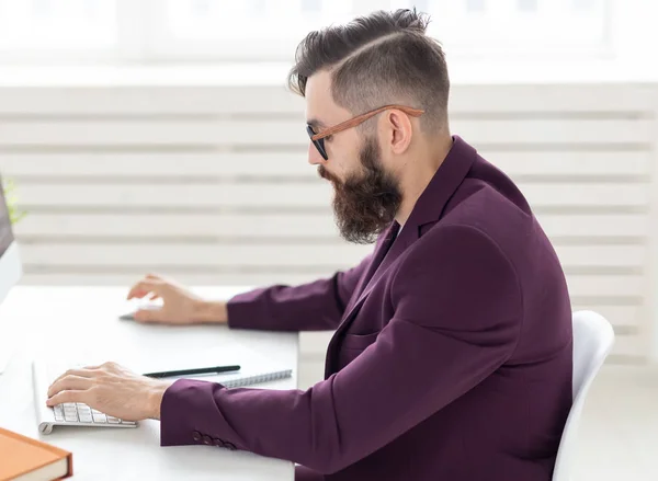 Ilustrador, diseñador y concepto de tecnología - Vista lateral hombre guapo con barba trabajando en el ordenador — Foto de Stock