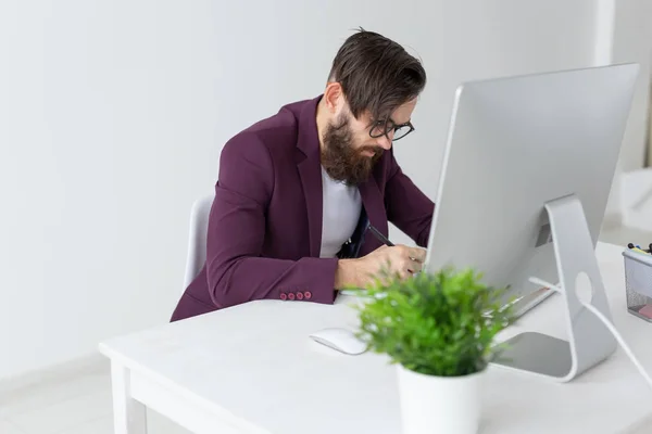 Gente, diseño y concepto de estilo - diseñador gráfico bosquejo nuevo proyecto en la tableta de trabajo en el ordenador — Foto de Stock