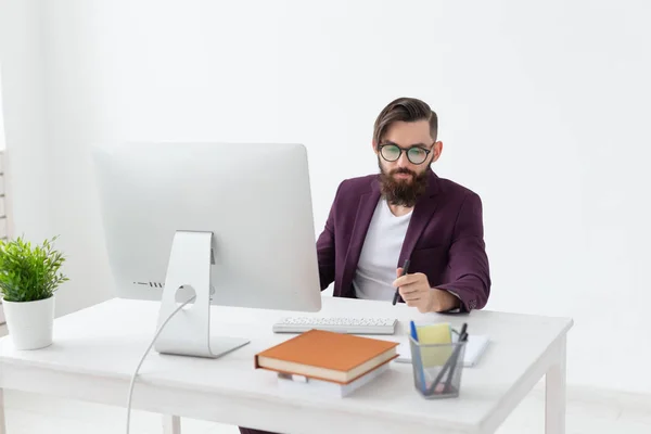 Concepto de personas, diseñador y tecnología - Artista trabajando en el ordenador — Foto de Stock