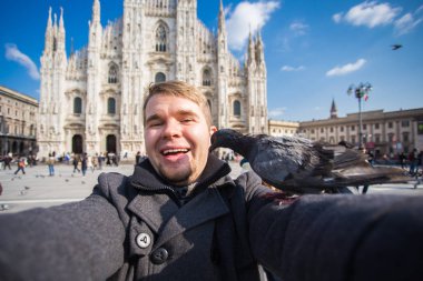 Seyahat, tatil ve kış tatil kavramı - mutlu adamı kabul selfie fotoğraf komik güvercinler ile Duomo Milan Katedrali önünde