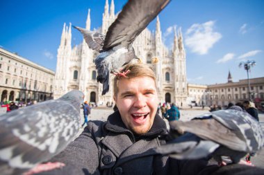 İtalya, gezi ve seyahat kavramı - katedral Duomo Milan önünde selfie güvercinler ile alarak komik adam