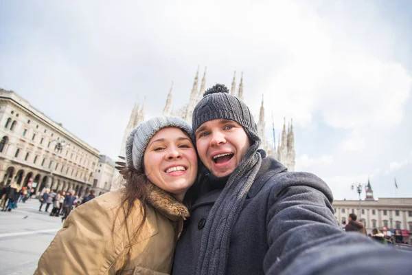 Podróże, Włochy i zabawna koncepcja para-Happy turyści biorąc autoportret przed katedrą Duomo, Mediolan — Zdjęcie stockowe